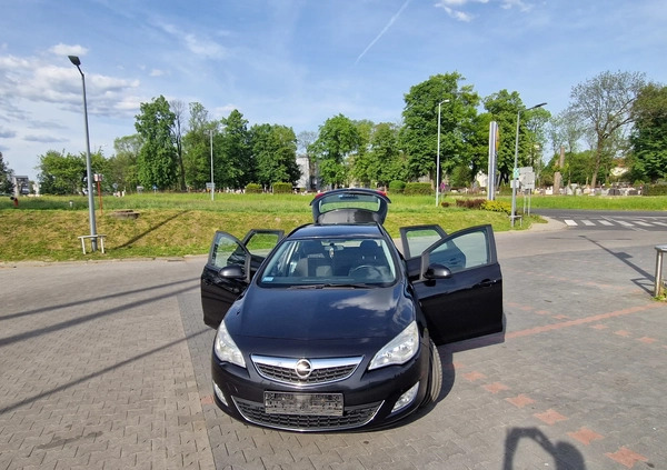 Opel Astra cena 27000 przebieg: 211025, rok produkcji 2012 z Pyskowice małe 466